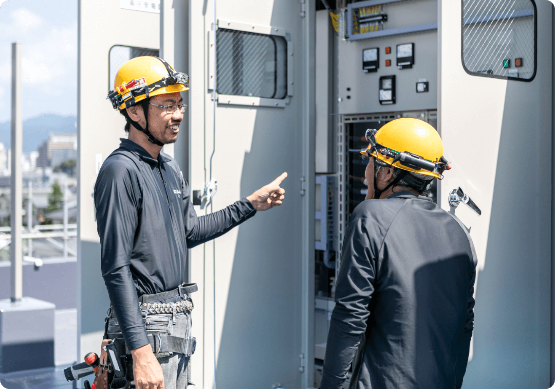 機械を見る社員の写真